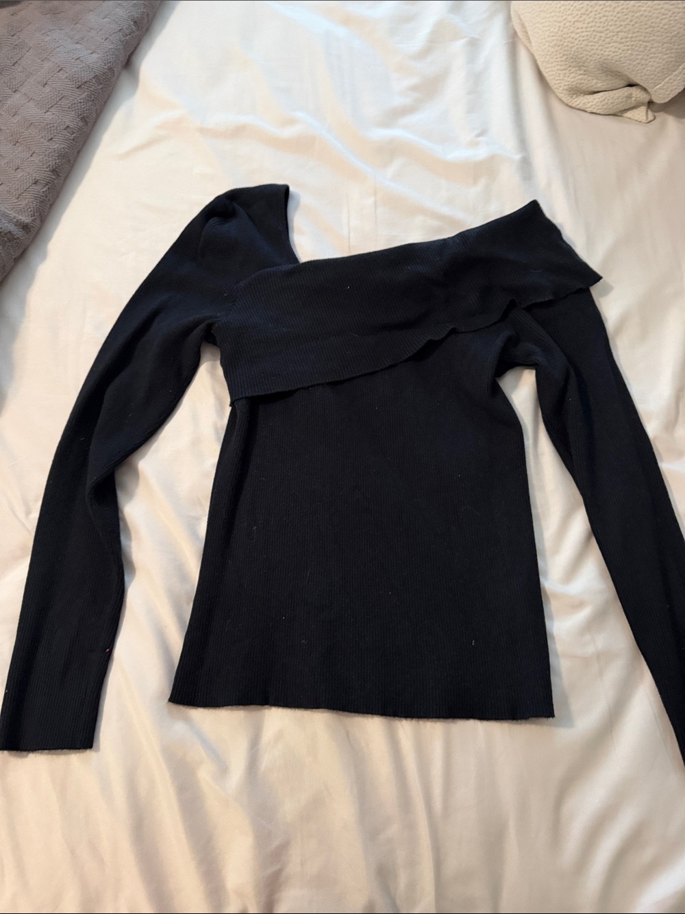 Large Off-Shoulder Ribbed Long-Sleeve Sweater - Black